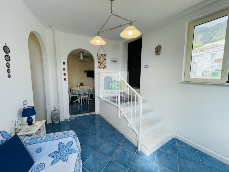 Scoprite il vostro angolo di paradiso nel cuore di Forio! Proponiamo in vendita un incantevole ap...