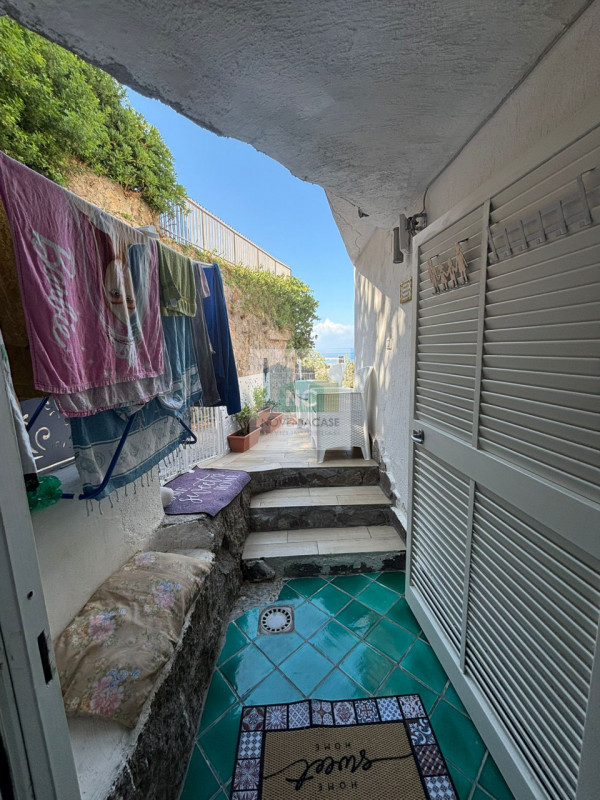 In una delle zone più affascinanti di Forio, precisamente nella tranquilla area del Cavallaro, vi...