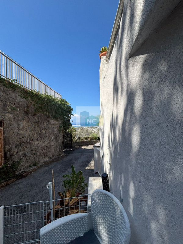 In una delle zone più affascinanti di Forio, precisamente nella tranquilla area del Cavallaro, vi...