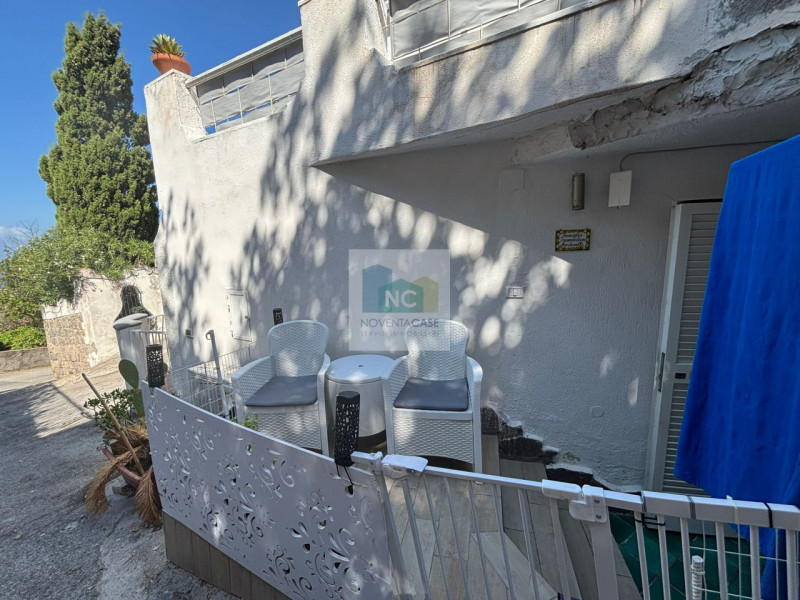 In una delle zone più affascinanti di Forio, precisamente nella tranquilla area del Cavallaro, vi...