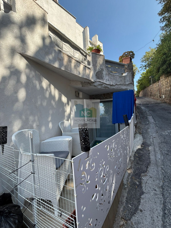 In una delle zone più affascinanti di Forio, precisamente nella tranquilla area del Cavallaro, vi...