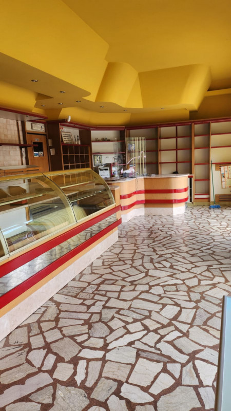 A Caselle di Selvazzano su frequentata via centrale vendiamo negozio in posizione molto visibile....