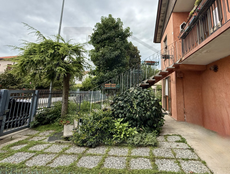 ABANO TERME - Nel cuore del quartiere San Lorenzo, una delle zone più ricercate e comode di Abano...