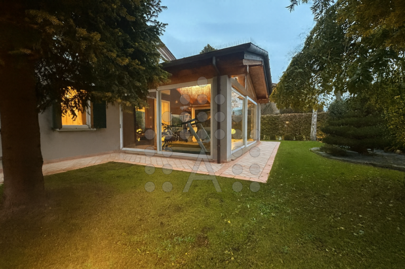 PORZIONE DI BIFAMILIARE INDIPENDENTE – 230 m² – GIARDINO, VERANDA/PALESTRA, SPA PRIVATA – ULTIMAT...