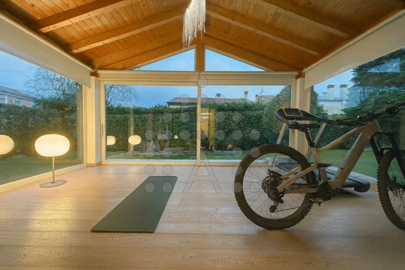 PORZIONE DI BIFAMILIARE INDIPENDENTE – 230 m² – GIARDINO, VERANDA/PALESTRA, SPA PRIVATA – ULTIMAT...