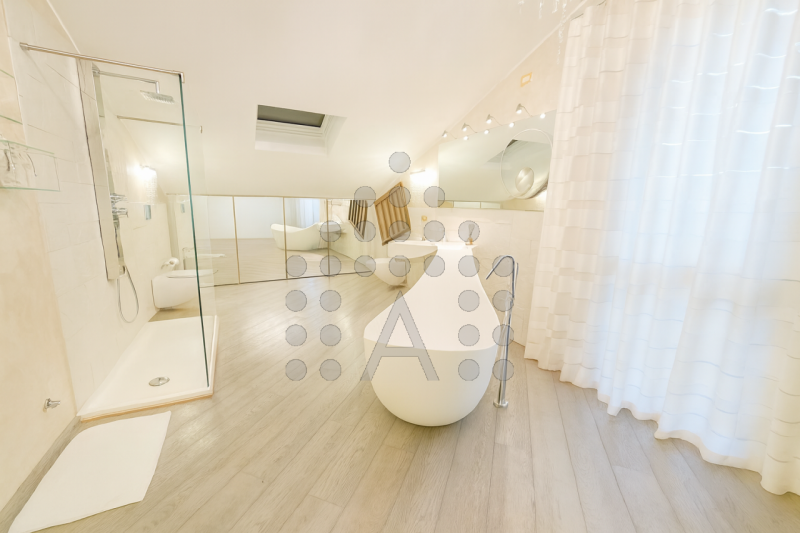 PORZIONE DI BIFAMILIARE INDIPENDENTE – 230 m² – GIARDINO, VERANDA/PALESTRA, SPA PRIVATA – ULTIMAT...