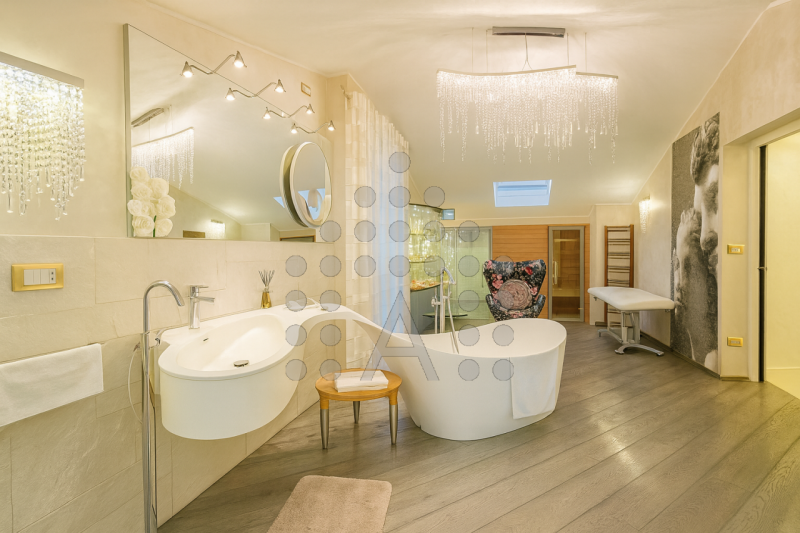 PORZIONE DI BIFAMILIARE INDIPENDENTE – 230 m² – GIARDINO, VERANDA/PALESTRA, SPA PRIVATA – ULTIMAT...