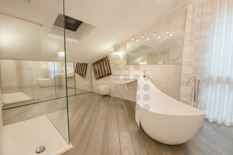 PORZIONE DI BIFAMILIARE INDIPENDENTE – 230 m² – GIARDINO, VERANDA/PALESTRA, SPA PRIVATA – ULTIMAT...