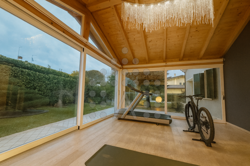 PORZIONE DI BIFAMILIARE INDIPENDENTE – 230 m² – GIARDINO, VERANDA/PALESTRA, SPA PRIVATA – ULTIMAT...