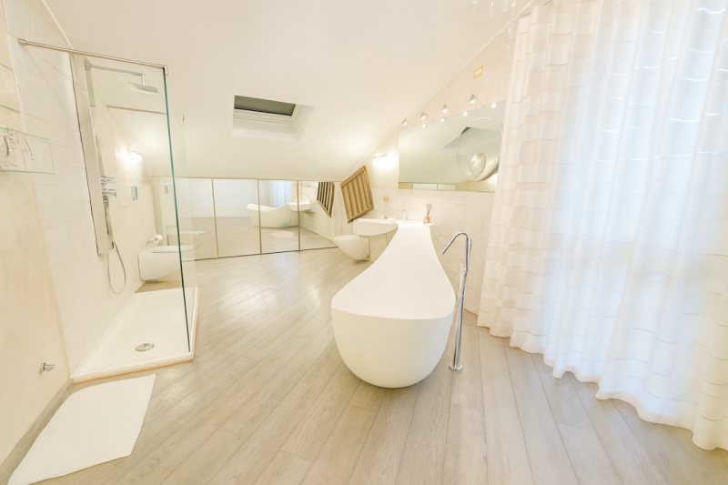 PORZIONE DI BIFAMILIARE INDIPENDENTE – 230 m² – GIARDINO, VERANDA/PALESTRA, SPA PRIVATA – ULTIMAT...