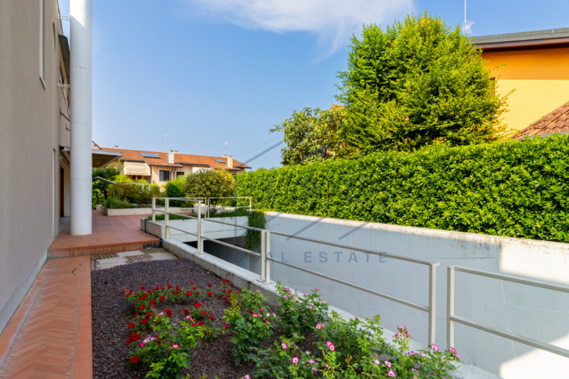 Eleganza e design, villa pronta per essere abitata.

In una delle vie più prestigiose e tranquill...