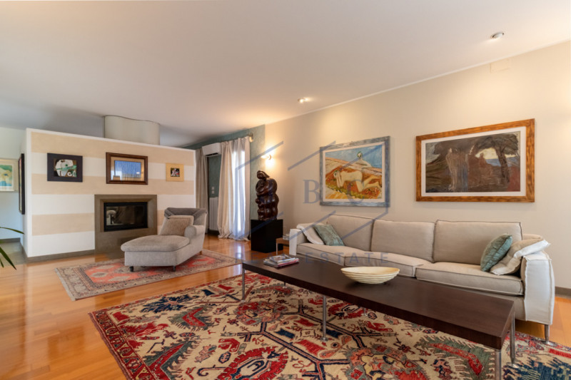 Eleganza e design, villa pronta per essere abitata.

In una delle vie più prestigiose e tranquill...