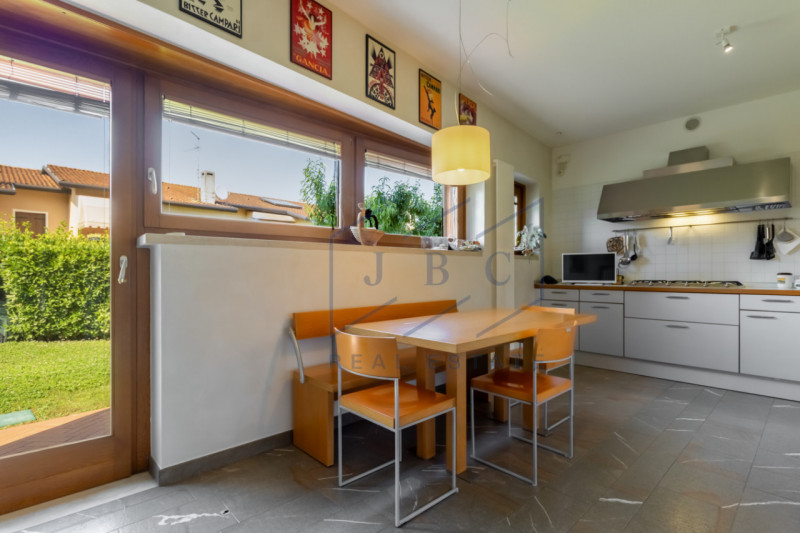 Eleganza e design, villa pronta per essere abitata.

In una delle vie più prestigiose e tranquill...