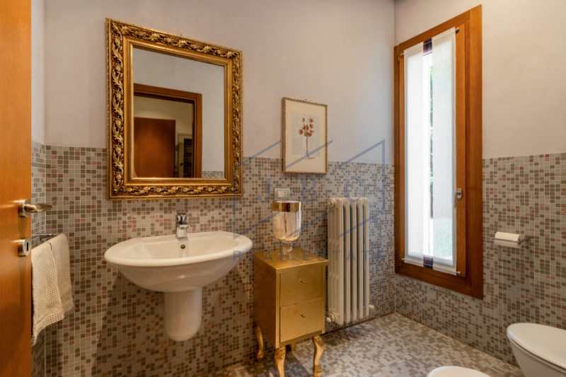 Eleganza e design, villa pronta per essere abitata.

In una delle vie più prestigiose e tranquill...