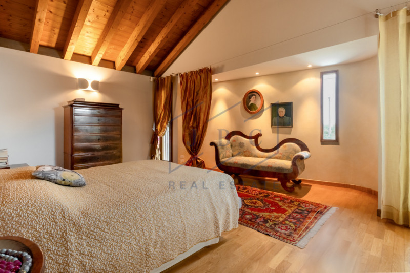 Eleganza e design, villa pronta per essere abitata.

In una delle vie più prestigiose e tranquill...