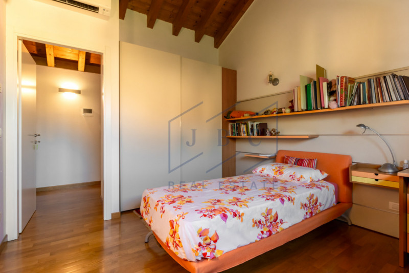 Eleganza e design, villa pronta per essere abitata.

In una delle vie più prestigiose e tranquill...