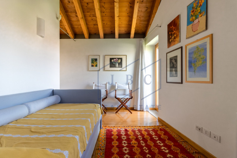 Eleganza e design, villa pronta per essere abitata.

In una delle vie più prestigiose e tranquill...