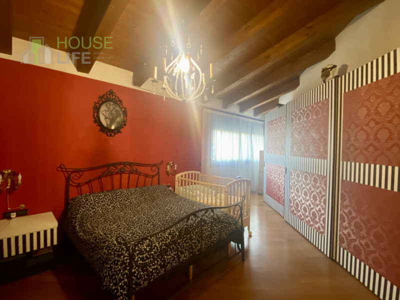 PIOVENE ROCCHETTE: elegante APPARTAMENTO di circa 300 mq disposti su unico piano e inserito in vi...