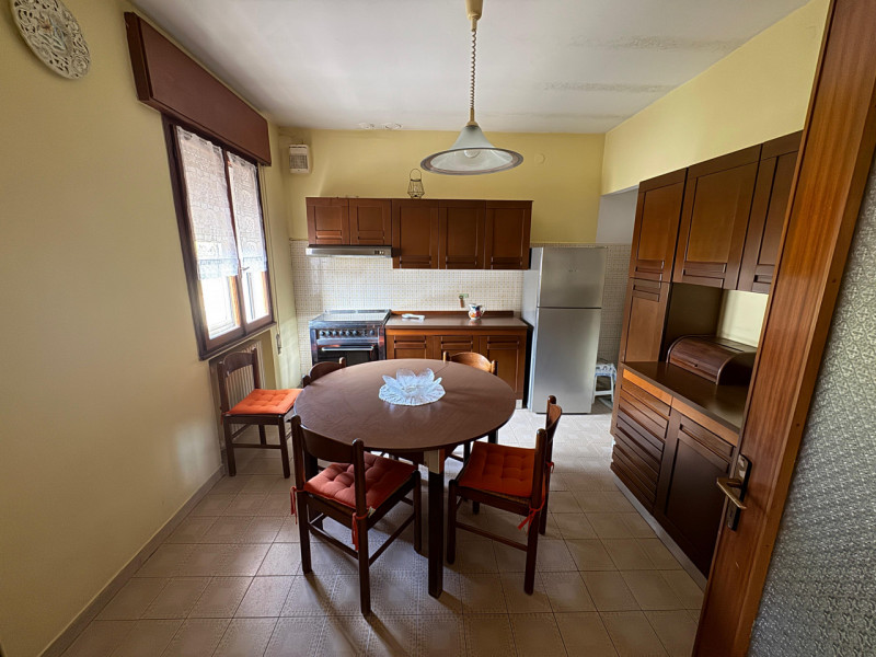 COMPOSIZIONE:
Abitazione singola in centro paese, inserita nel contesto paesaggistico dei colli.
...