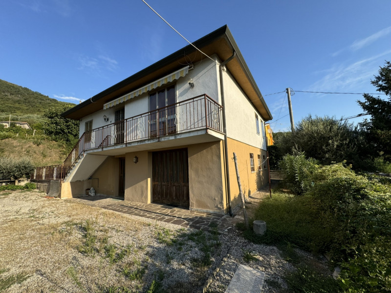 COMPOSIZIONE:
Abitazione singola in centro paese, inserita nel contesto paesaggistico dei colli.
...