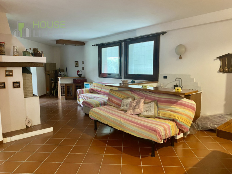 PIOVENE ROCCHETTE: In zona comoda al centro, proponiamo APPARTAMENTO in VILLA al piano terra con ...