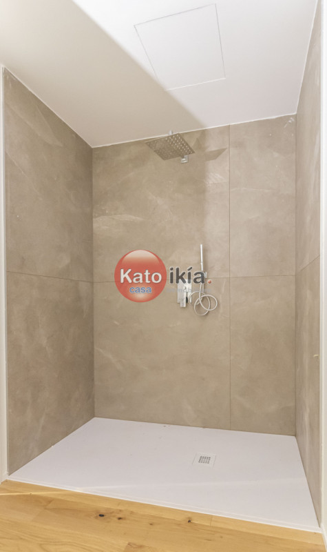 In zona Biron, proponiamo in vendita un moderno appartamento tricamere nuovo caratterizzato da co...