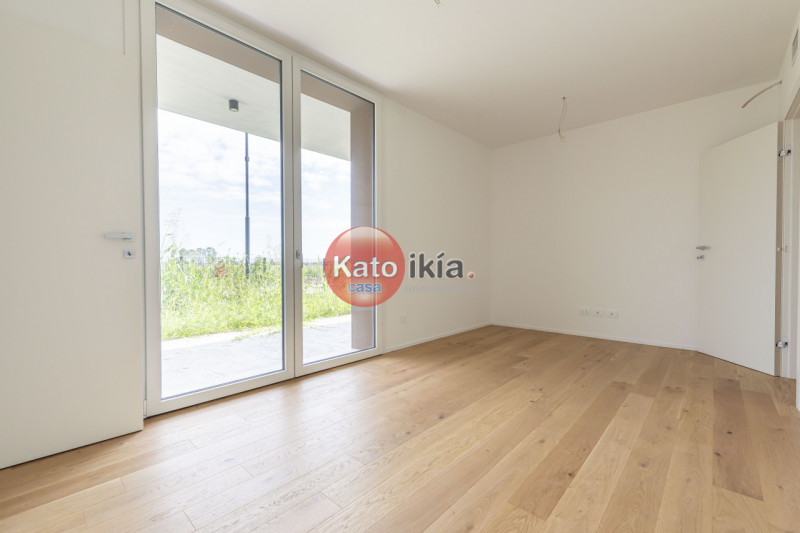 In zona Biron, proponiamo in vendita un moderno appartamento tricamere nuovo caratterizzato da co...