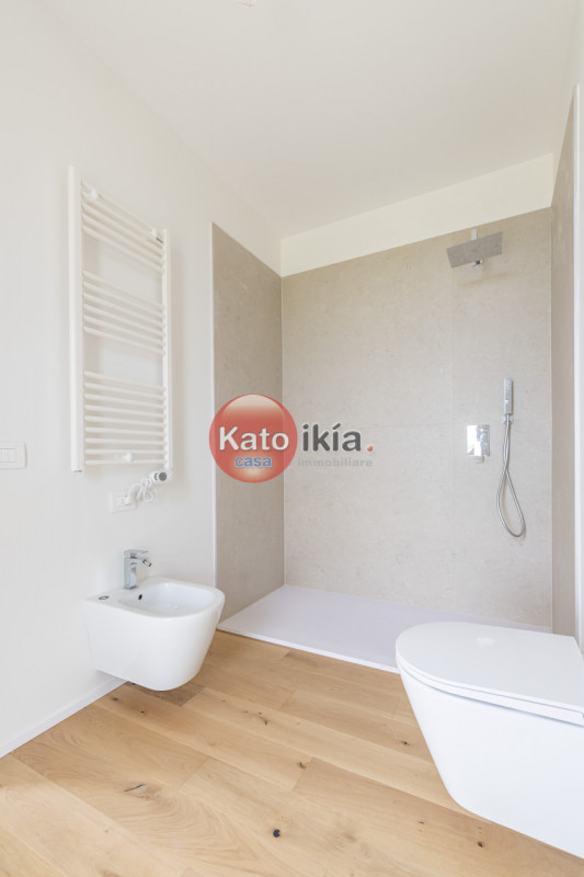 In zona Biron, proponiamo in vendita un moderno appartamento tricamere nuovo caratterizzato da co...