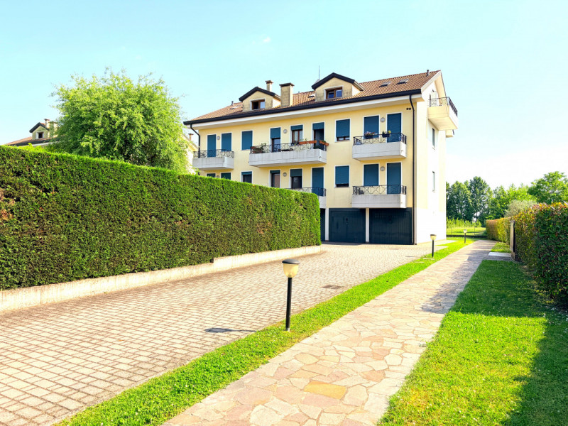 SALBORO: situato in residence di recente costruzione, appartamento su due livelli dotato di garag...