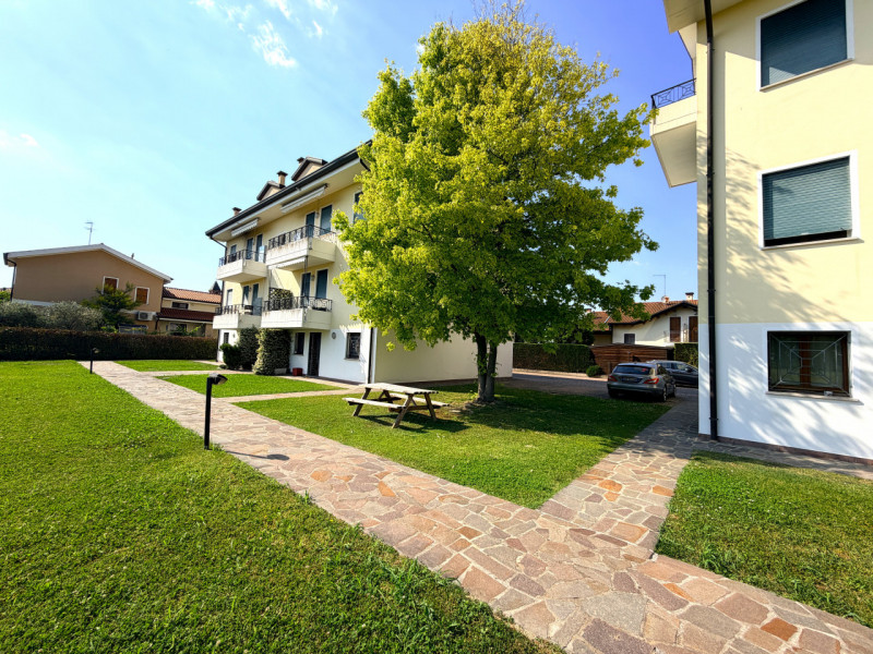 SALBORO: situato in residence di recente costruzione, appartamento su due livelli dotato di garag...