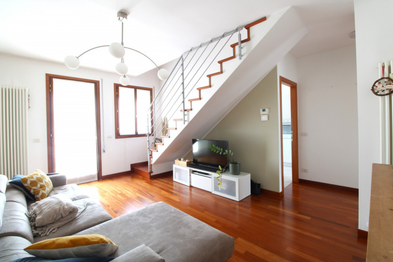 SALBORO: situato in residence di recente costruzione, appartamento su due livelli dotato di garag...