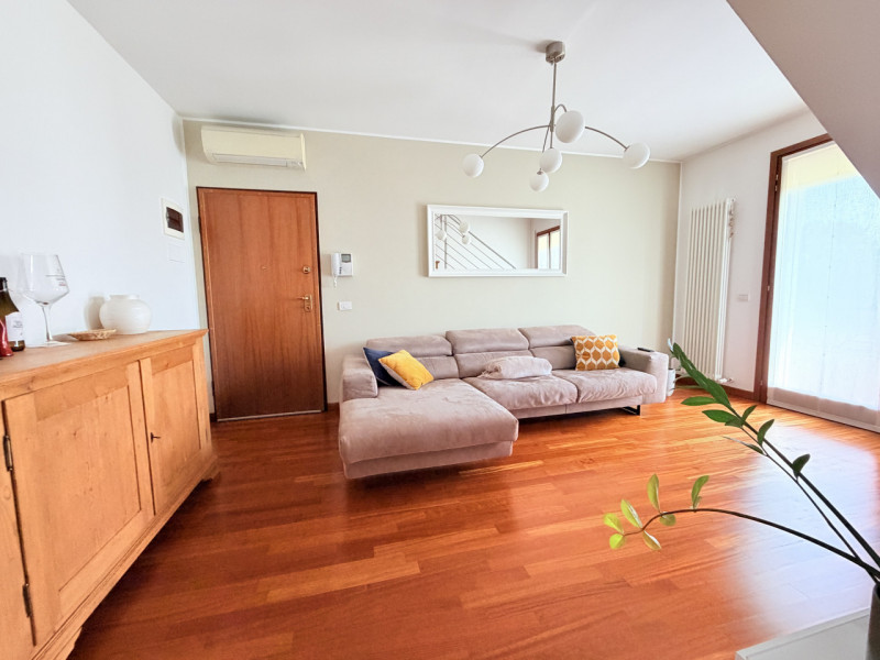 SALBORO: situato in residence di recente costruzione, appartamento su due livelli dotato di garag...