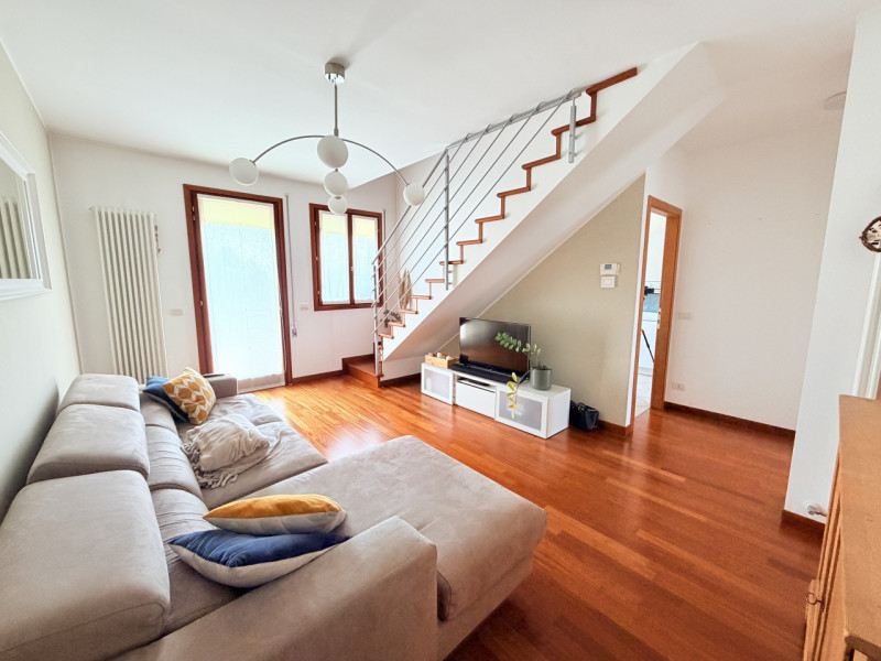 SALBORO: situato in residence di recente costruzione, appartamento su due livelli dotato di garag...
