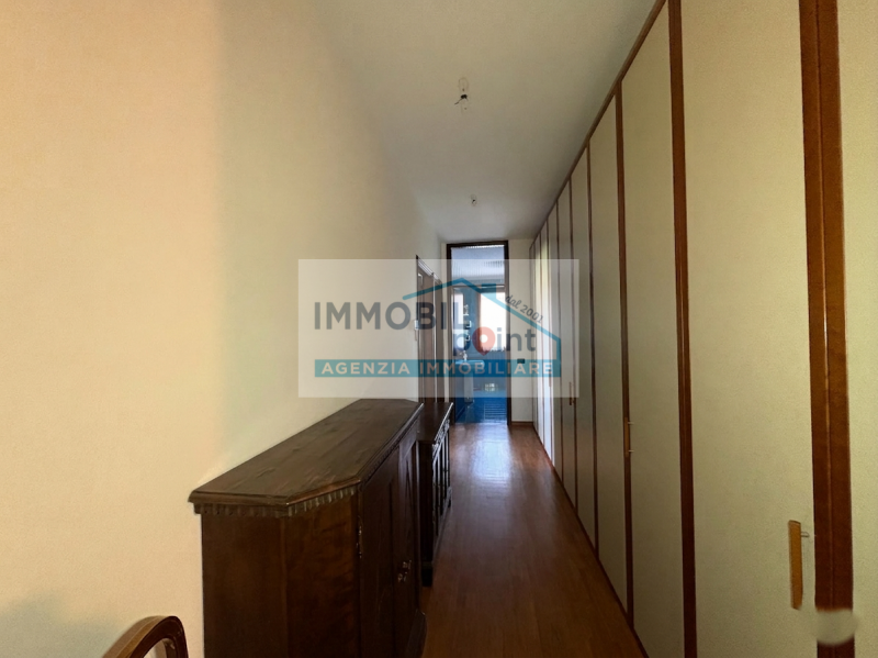 All'interno del quartiere residenziale di Feriole di Abano Terme, vi presentiamo una straordinari...