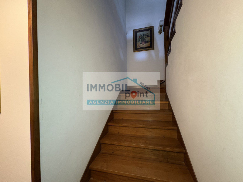 All'interno del quartiere residenziale di Feriole di Abano Terme, vi presentiamo una straordinari...