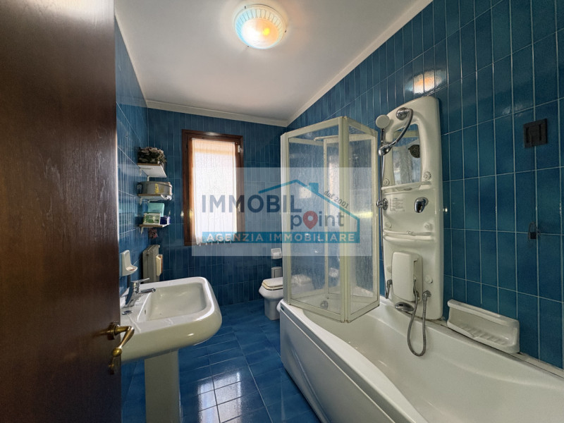 All'interno del quartiere residenziale di Feriole di Abano Terme, vi presentiamo una straordinari...