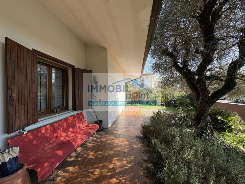 All'interno del quartiere residenziale di Feriole di Abano Terme, vi presentiamo una straordinari...