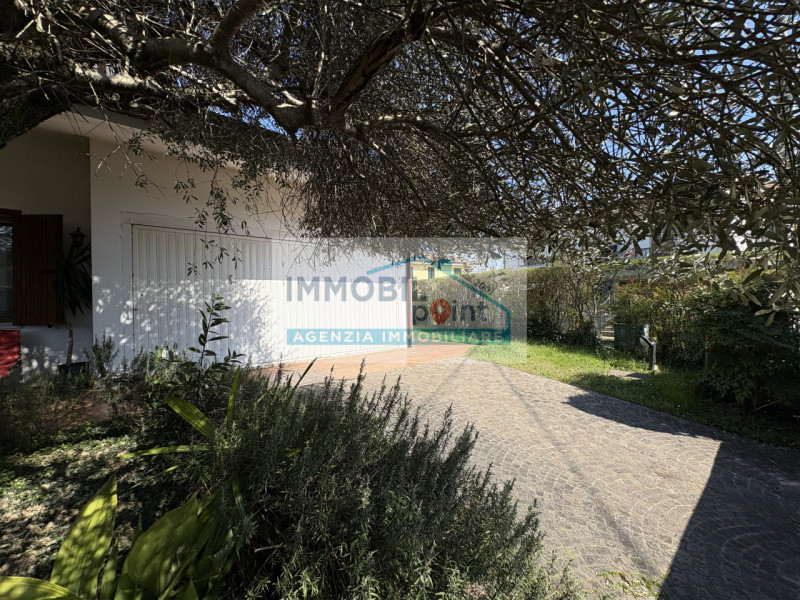 All'interno del quartiere residenziale di Feriole di Abano Terme, vi presentiamo una straordinari...