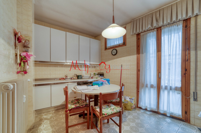 FACCIOLATI: Attico al terzo ed ultimo piano con ascensore, dagli ampi spazi abitativi, si compone...