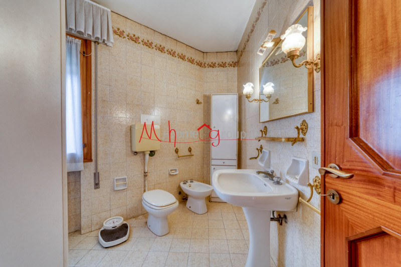 FACCIOLATI: Attico al terzo ed ultimo piano con ascensore, dagli ampi spazi abitativi, si compone...