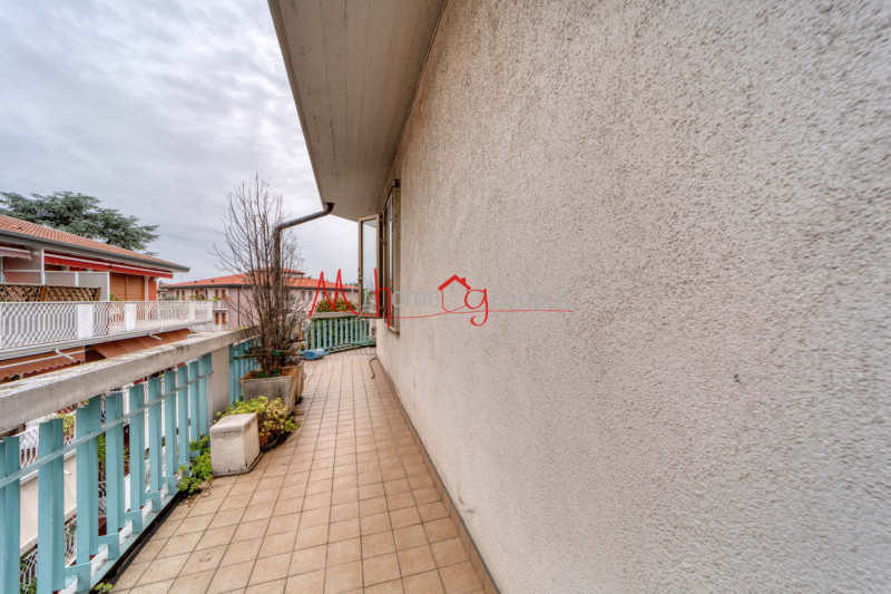 FACCIOLATI: Attico al terzo ed ultimo piano con ascensore, dagli ampi spazi abitativi, si compone...