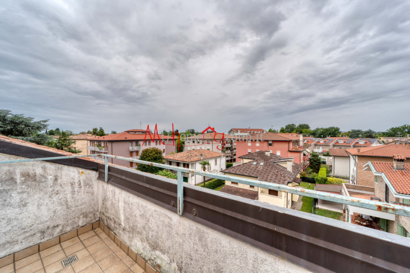 FACCIOLATI: Attico al terzo ed ultimo piano con ascensore, dagli ampi spazi abitativi, si compone...