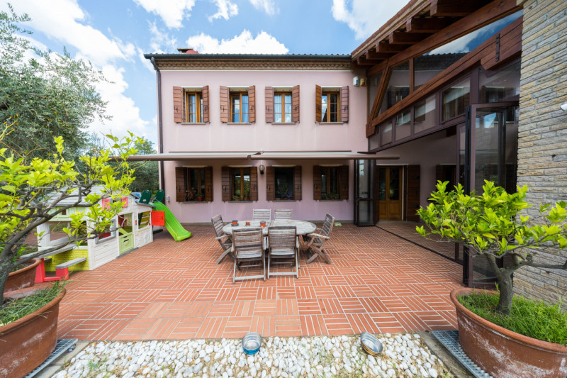 A Cinto Euganeo, proponiamo in vendita spettacolare casa singola, situata in una meravigliosa pos...