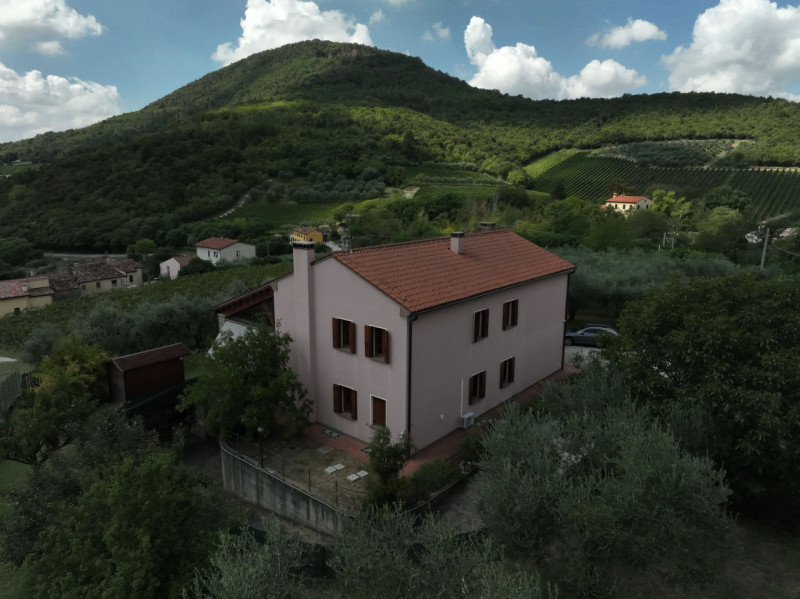 A Cinto Euganeo, proponiamo in vendita spettacolare casa singola, situata in una meravigliosa pos...