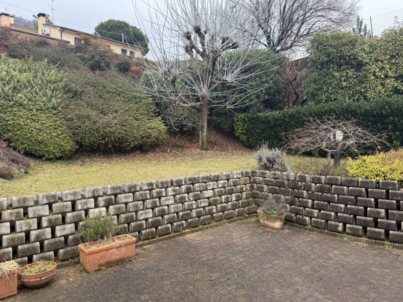 (Per INFO Fabrizio 3337743912) A SAN VITO di VALDOBBIADENE, in una zona tranquilla e circondata d...