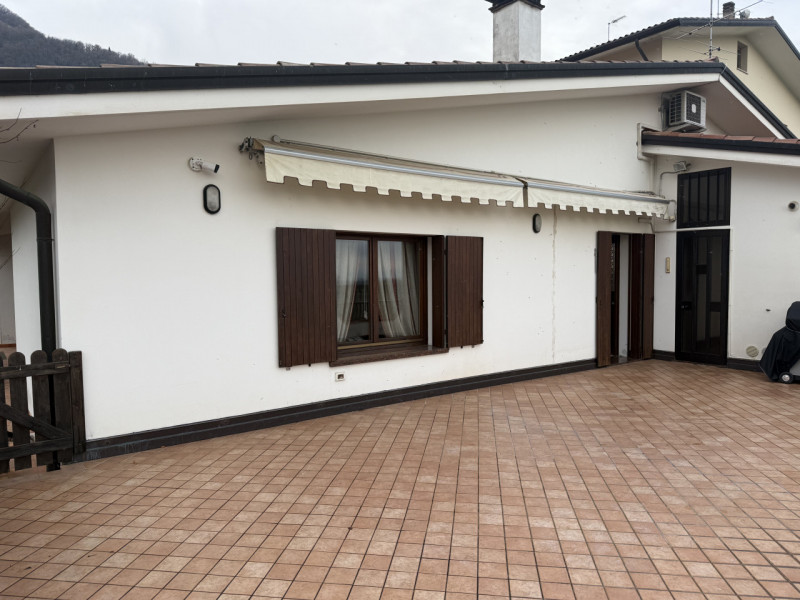 (Per INFO Fabrizio 3337743912) A SAN VITO di VALDOBBIADENE, in una zona tranquilla e circondata d...