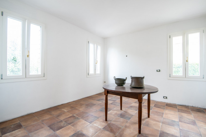 Vigonza nella tranquilla frazione di Codiverno, proponiamo in vendita una bella casa singola terr...