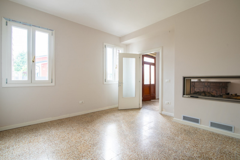 Vigonza nella tranquilla frazione di Codiverno, proponiamo in vendita una bella casa singola terr...