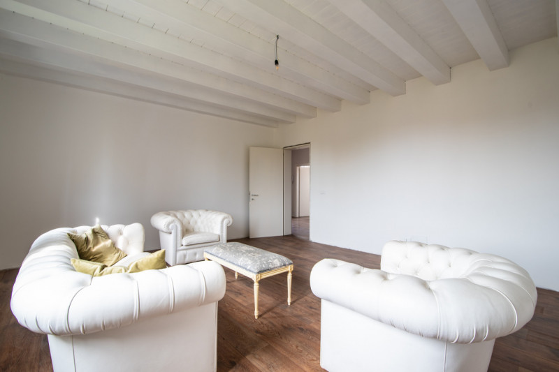 Vigonza nella tranquilla frazione di Codiverno, proponiamo in vendita una bella casa singola terr...