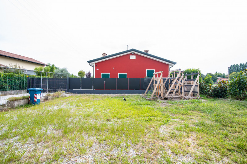 Vigonza nella tranquilla frazione di Codiverno, proponiamo in vendita una bella casa singola terr...